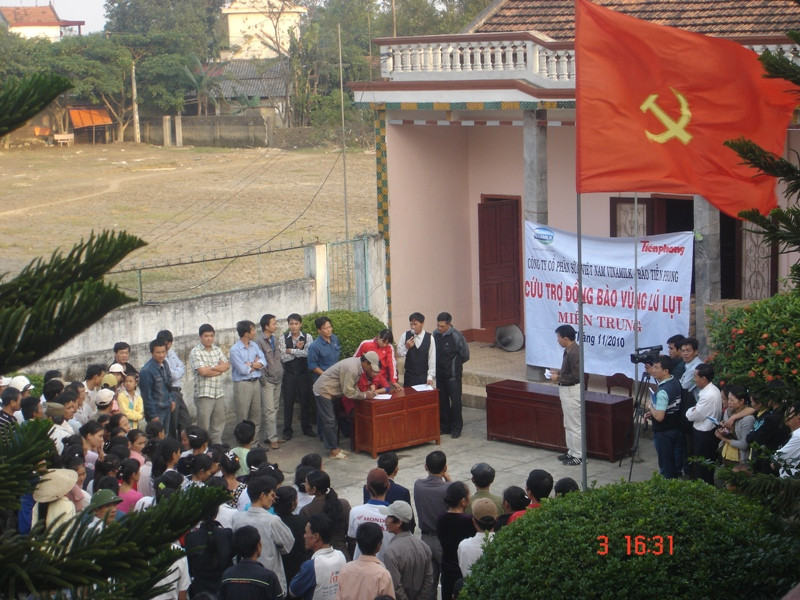 Công ty Vinamilk cùng Báo Tiền Phong cứu trợ đồng bào lũ lụt miền Trung-Tây Nguyên các năm 2009 và 2010 (ảnh: Đại Dương)