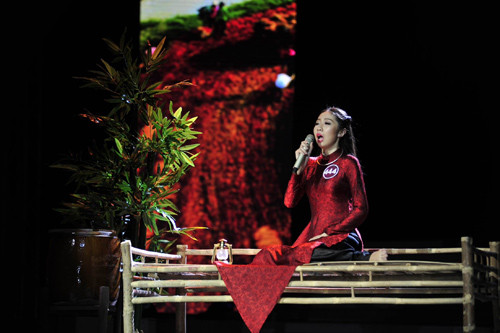 Thí sinh Quỳnh Mai biểu diễn tiết mục Ca Vọng cổ, một trong những phần biểu diễn năng khiếu xuất sắc