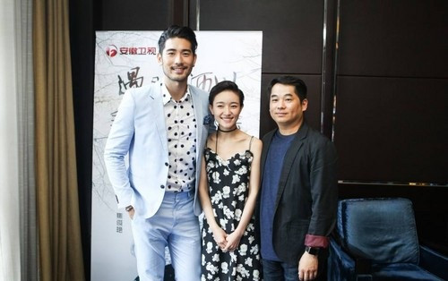 Đôi tình nhân 'Lịch Xuyên - Tiểu Thu' gây sốt khi xuất hiện ngoài đời thật ảnh 7