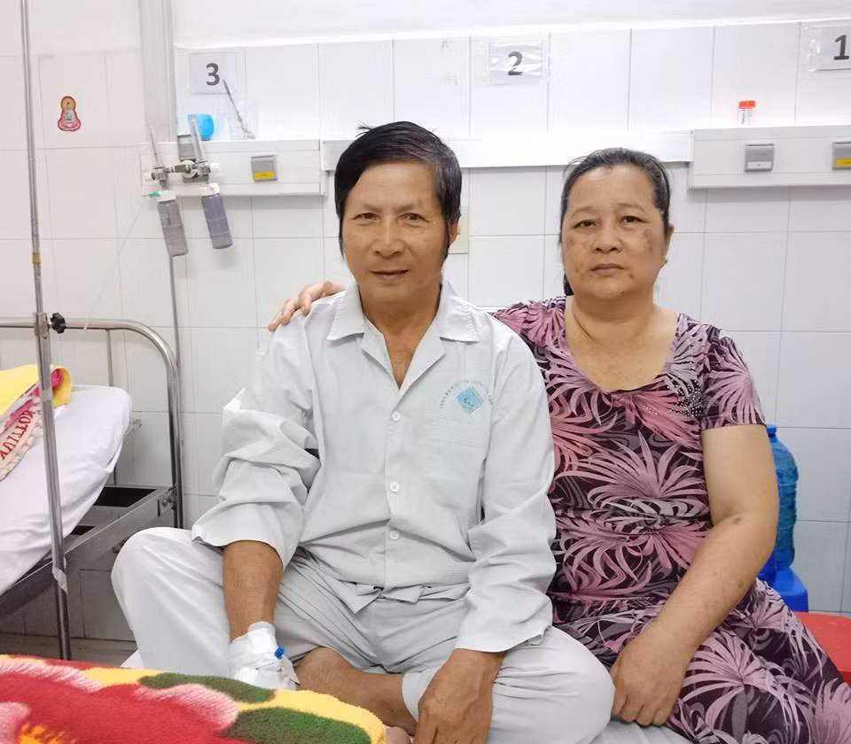 Vấp ngã khi đang ăn cơm, bé gái suýt chết vì bị mảnh sành cứa cổ ảnh 2