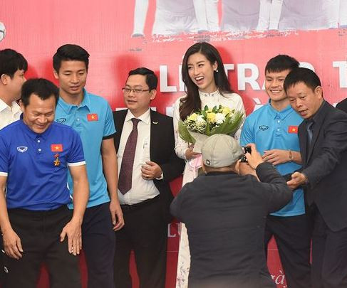 Hoa hậu Mỹ Linh đón nhận 'tình cảm' bất ngờ của Quang Hải như thế nào? ảnh 2