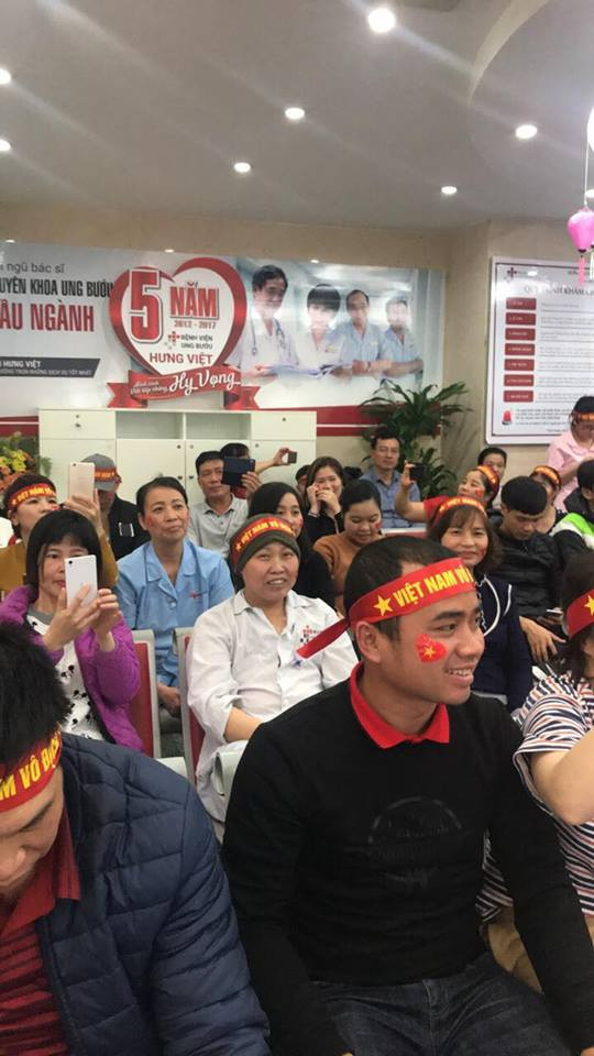 MC Thảo Vân cổ vũ U23 Việt Nam