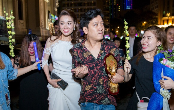 Showbiz 19/1: Nhã Phương đi Thái Lan sau màn cầu hôn của Trường Giang ảnh 1