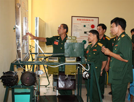 Đại tá Đặng Quang Cương - Hiệu trưởng Trường Sĩ quan Tăng - Thiết giáp giới thiệu các sáng kiến, cải tiến kỹ thuật của nhà trường