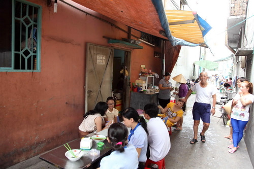 Căn hẻm nhỏ, nơi hằng ngày Mỹ Chi thường phụ mẹ bán chè