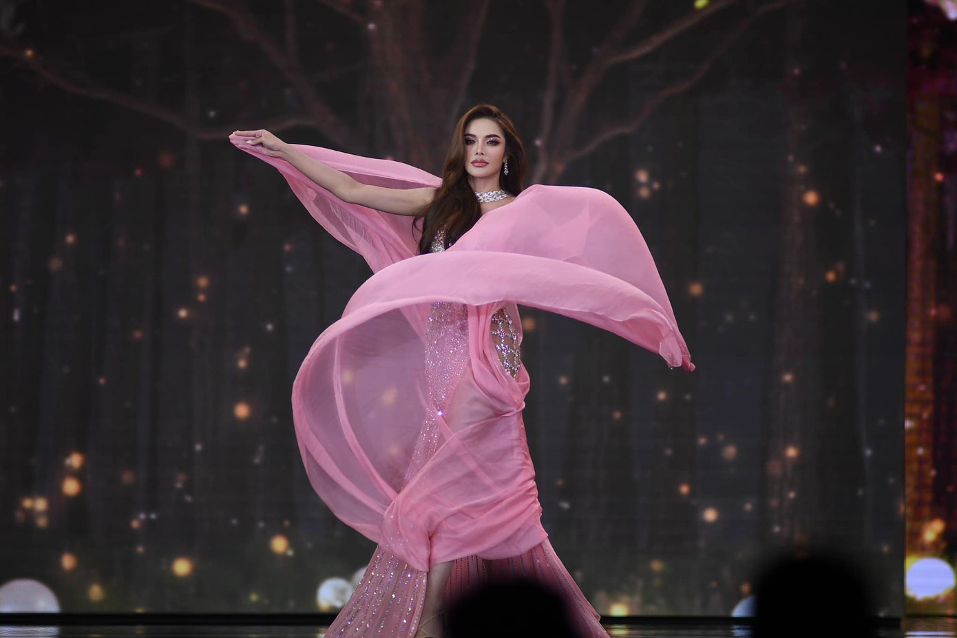 Đêm chung kết Hoa hậu Hòa bình Thái Lan 2023 được diễn ra tối 29/4 tại tỉnh Chiang Mai với sự tham dự của 77 thí sinh đại diện cho các tỉnh, thành. Kết quả chung cuộc, người đẹp đại diện tỉnh Chumphon - Thaweeporn Phingchamrat (nghệ danh Aoom Thaweeporn) đã đăng quang ngôi vị cao nhất. Cô trình diễn bộ váy dạ hội màu hồng pastel với phần tà bay bay bổng, tạo nên khoảnh khắc đẹp mắt trên sân khấu. Thaweeporn Phingchamrat được đánh giá trình diễn váy dạ hội đẹp nhất trong đêm thi.