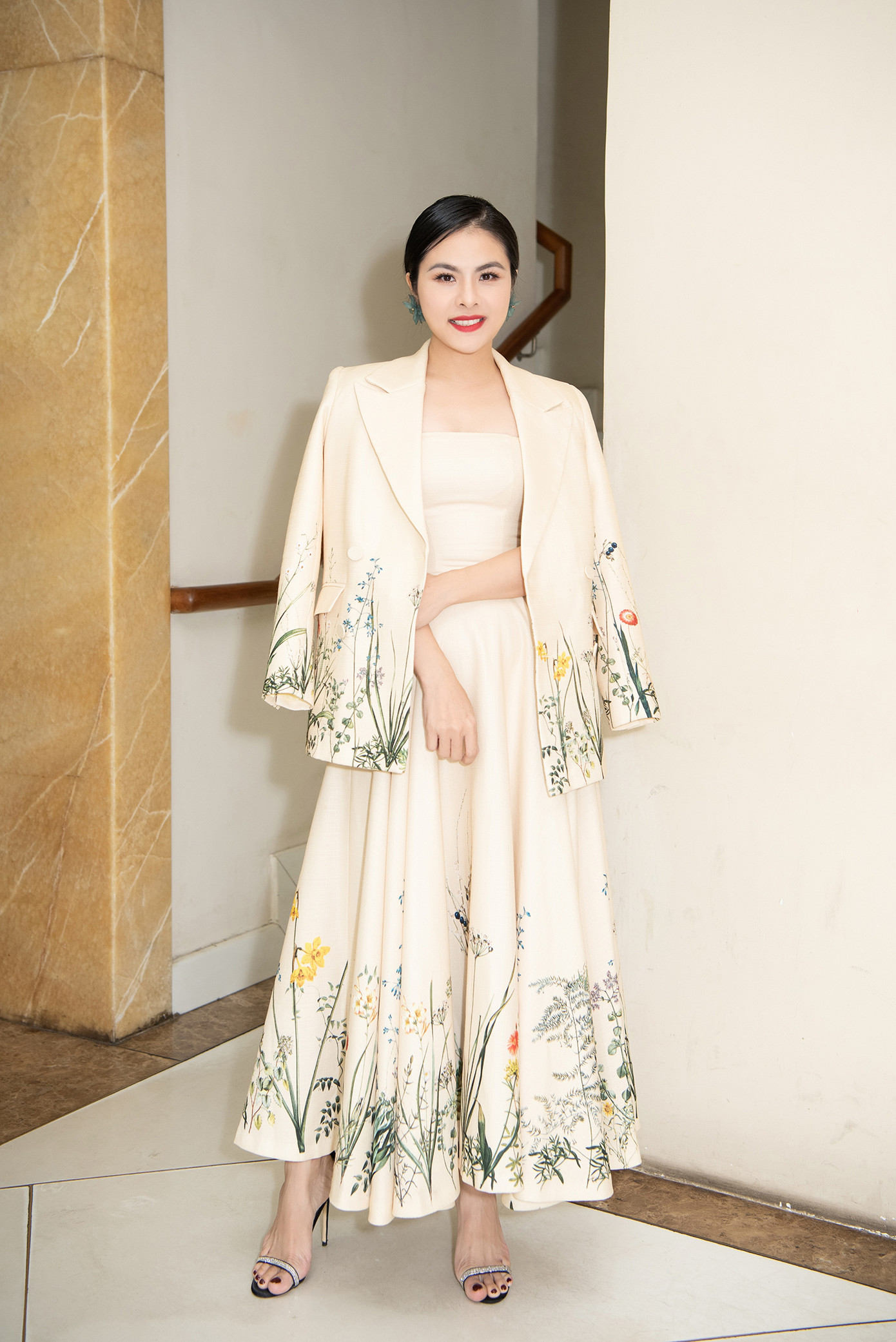 Diễn viên Vân Trang xuất hiện với vai trò thành viên ban giám khảo. Người đẹp diện bộ trang phục nền nã, thanh lịch.