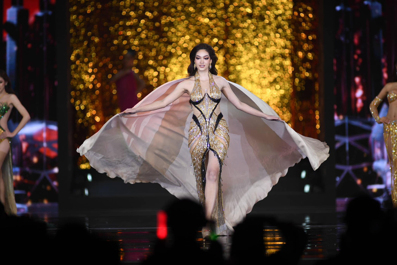 Năm nay các thí sinh ưa chuộng váy dạ hội có phần tà bay bổng, tạo nên những khoảnh khắc đẹp mắt khi trình diễn trên sân khấu.