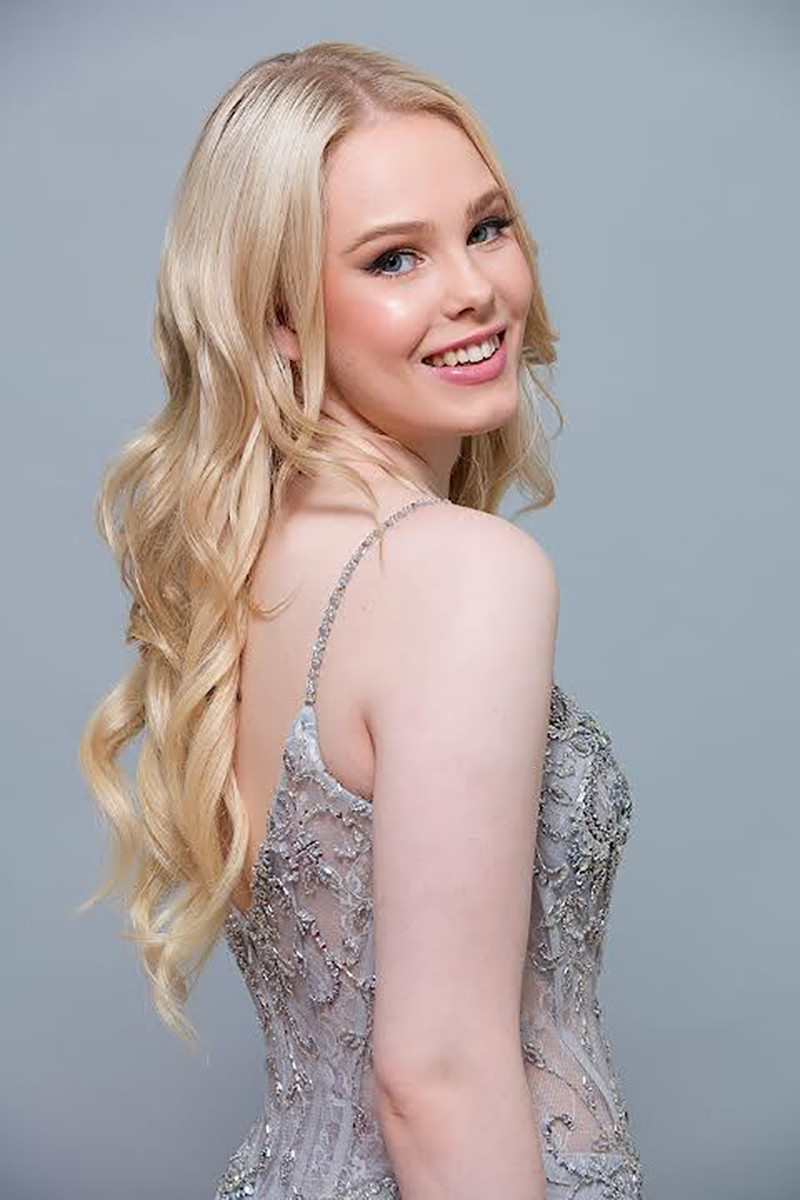 Trong bộ ảnh chân dung, các thí sinh diện váy ôm sát đính cườm lấp lánh, khoe hình thể quyến rũ. Một số người đẹp nhận được sự khen ngợi từ khán giả về nhan sắc.