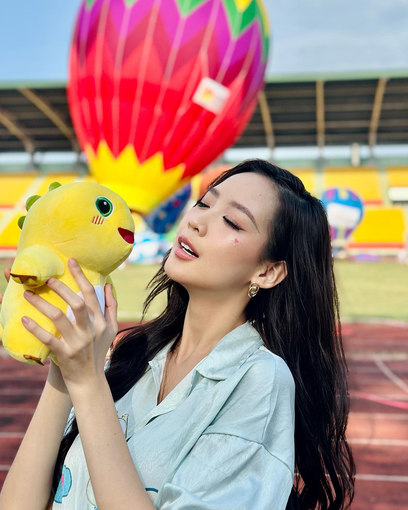 Hoa hậu Bảo Ngọc rạng rỡ tham dự lễ hội khinh khí cầu ở quê nhà Cần Thơ trong dịp nghỉ lễ. Cô diện trang phục năng động, khoe đôi chân dài 1,23 m.