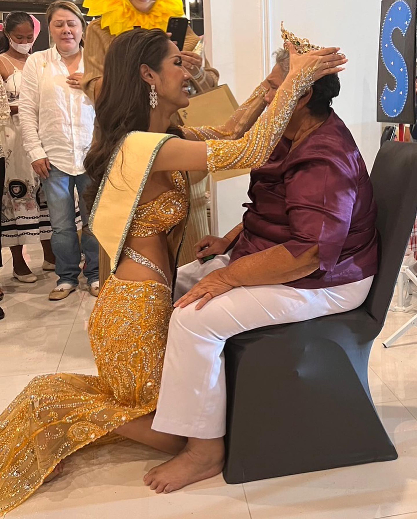 Tantawan Jitteelak quỳ lạy bà sau khi giành ngôi Á hậu 5 ở Hoa hậu Hòa bình Thái Lan 2023. Tantawan Jitteelak quỳ lạy bà sau khi giành ngôi Á hậu 5 ở Hoa hậu Hòa bình Thái Lan 2023.