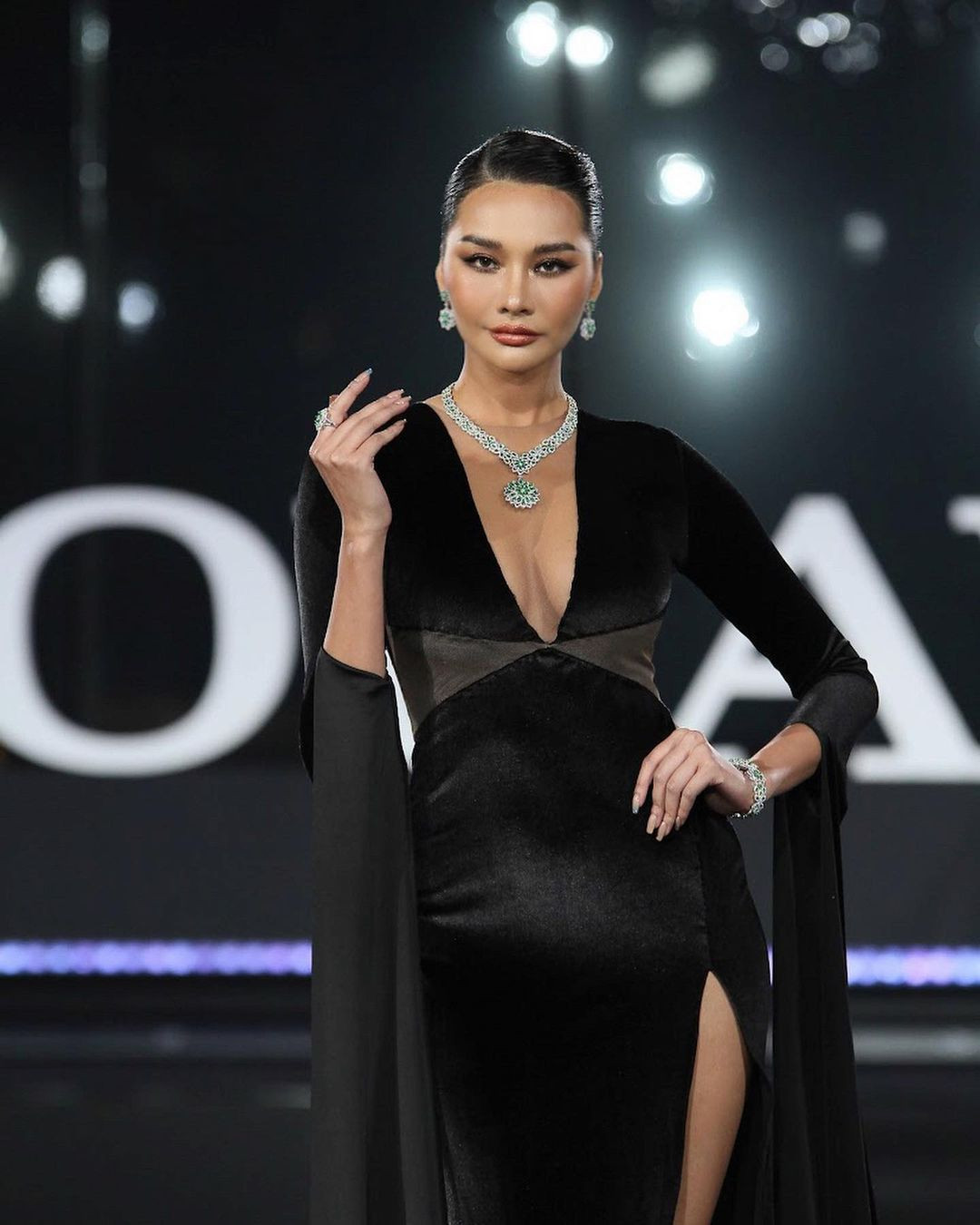 Đại diện Thái Lan - First Wang được xem là ứng viên nặng ký của khu vực châu Á. Cô đăng quang Hoa hậu Siêu quốc gia Thái Lan 2023 hồi tháng 4. First Wang năm nay 27 tuổi, chiều cao ấn tượng 1,8 m và nhan sắc bốc lửa. Cô từng đại diện Thái Lan tham dự Hoa hậu Liên lục địa 2014 và trở thành mỹ nhân xứ chùa vàng đầu tiên đăng quang ở sân chơi nhan sắc này.