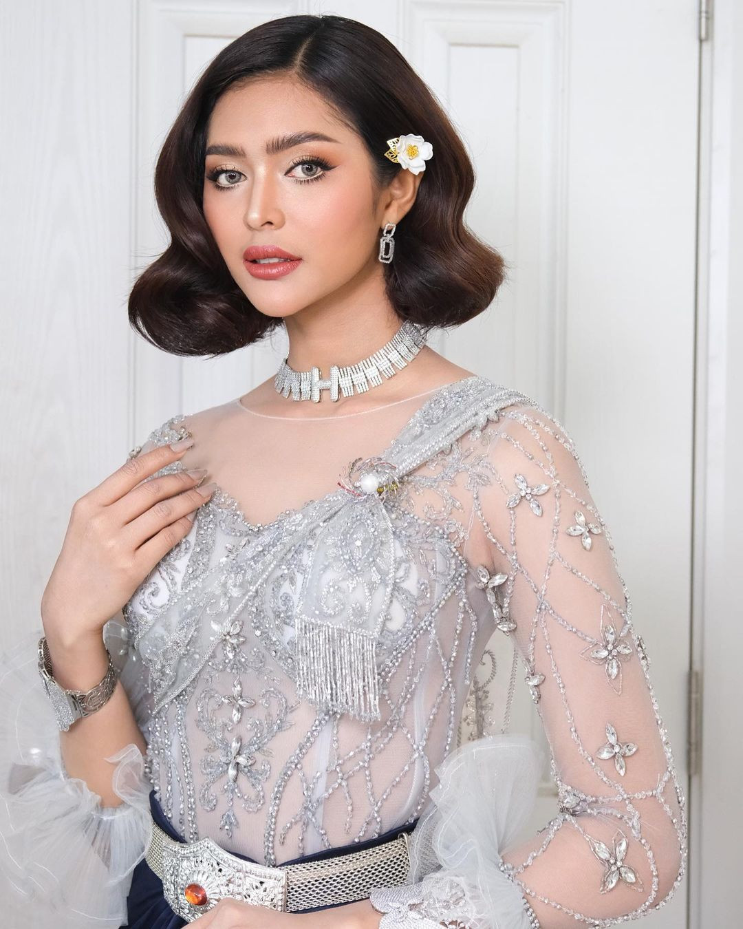 Koy Anna có chiều cao 1,73 m cùng nhan sắc quyến rũ. Điểm mạnh của cô là gương mặt mang nét Á đông hòa trộn cùng nét hiện đại, sắc sảo.