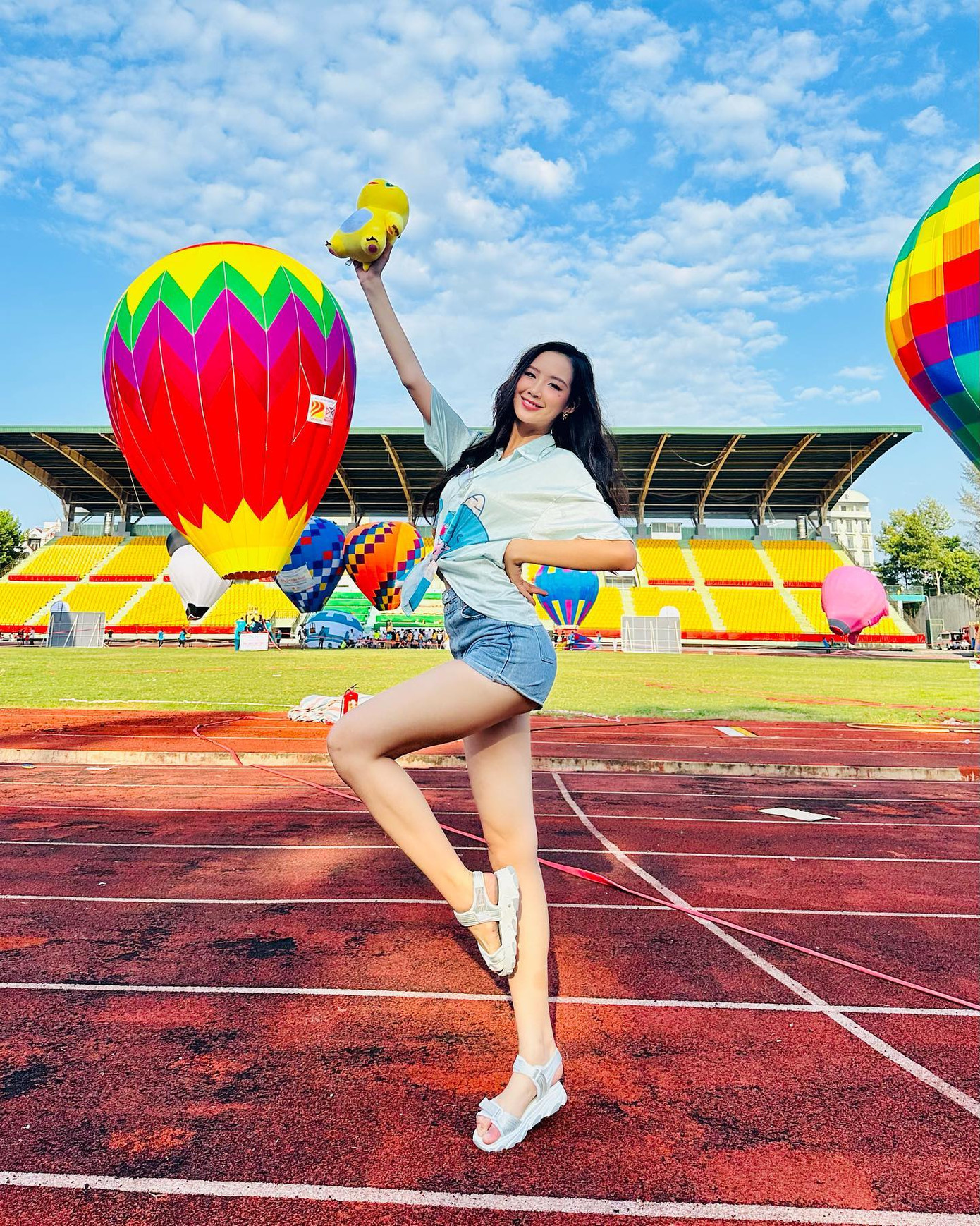 Hoa hậu Bảo Ngọc rạng rỡ tham dự lễ hội khinh khí cầu ở quê nhà Cần Thơ trong dịp nghỉ lễ. Cô diện trang phục năng động, khoe đôi chân dài 1,23 m.