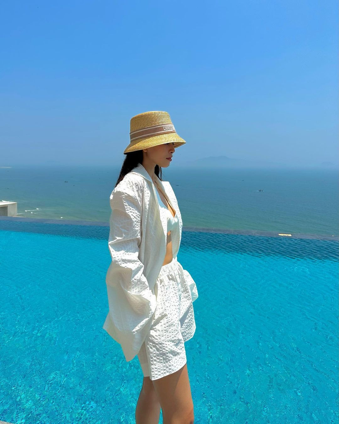 Hoa hậu Tiểu Vy diện trang phục năng động khi về quê Hội An dịp nghỉ lễ. Set đồ màu trắng với điểm nhấn là áo ngực táo bạo giúp cô khoe nhan sắc quyến rũ.