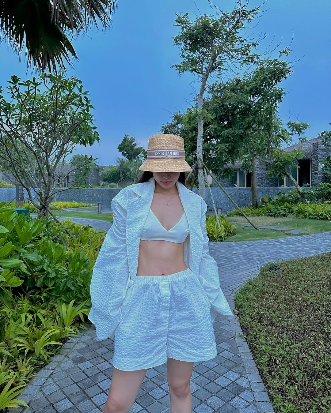 Hoa hậu Tiểu Vy diện trang phục năng động khi về quê Hội An dịp nghỉ lễ. Set đồ màu trắng với điểm nhấn là áo ngực táo bạo giúp cô khoe nhan sắc quyến rũ.