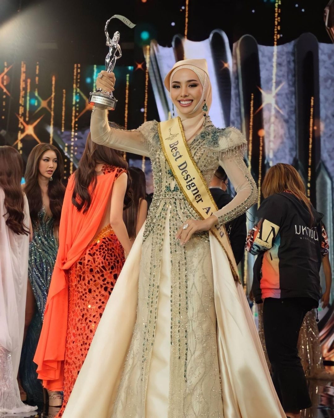 Người đẹp tỉnh Pattani - Chanyathida Matiyapak thắng giải Best Evening Gown tại đêm chung kết Hoa hậu Hòa bình Thái Lan 2023. Người đẹp tỉnh Pattani - Chanyathida Matiyapak thắng giải Best Evening Gown tại đêm chung kết Hoa hậu Hòa bình Thái Lan 2023.