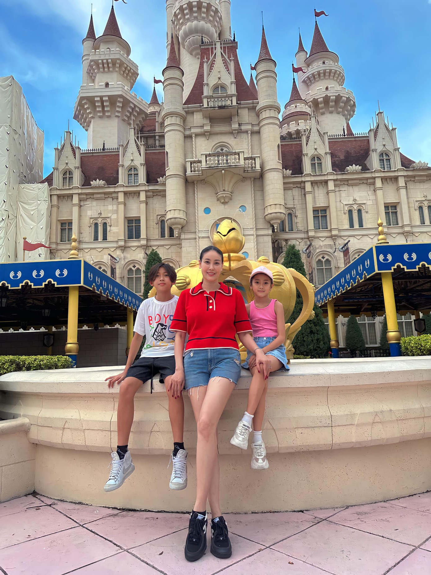 Hoa hậu Hà Kiều Anh cùng các con đi chơi dịp lễ ở Singapore. Con gái út của Hà Kiều Anh tiếp tục thu hút sự chú ý với gương mặt giống mẹ.