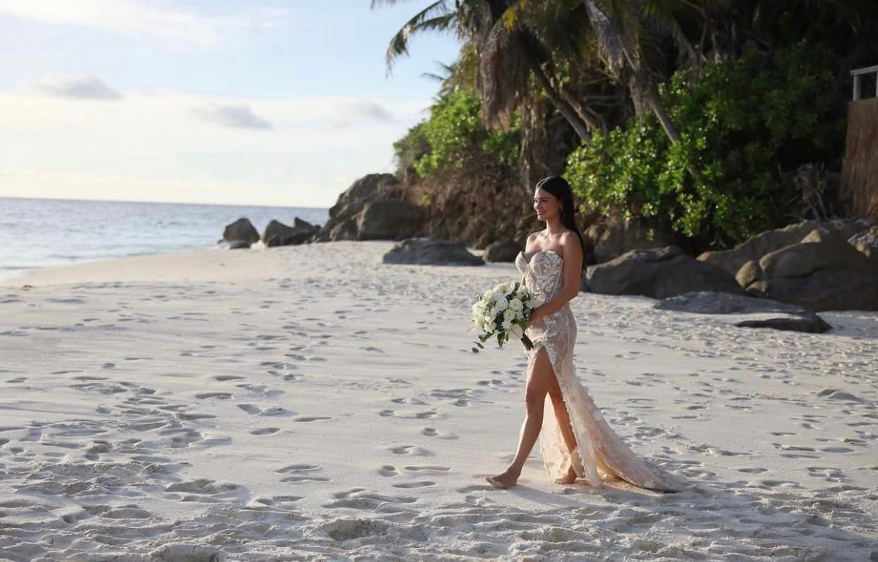 Trong lễ cưới tổ chức đơn giản trên biển, Pia Wurtzbach đi chân trần và không sử dụng trang sức cầu kỳ. Quần đảo Seychelles nằm ngoài khơi Ấn Độ Dương, cách không xa Mauritius và Madagasca của châu Phi, được ví như thiên đường nhiệt đới, đặc biệt là Đảo Bắc - nơi Pia Wurtzbach chọn để tổ chức hôn lễ.