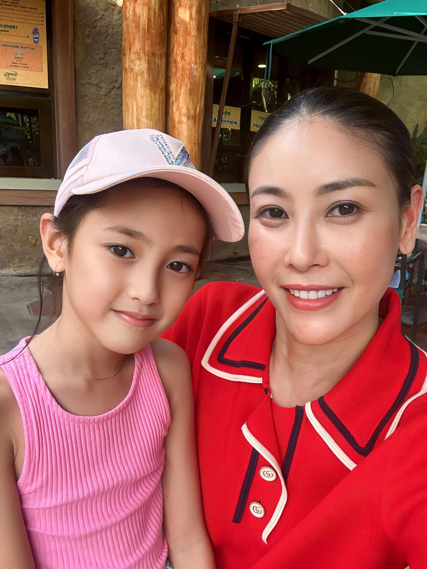 Hoa hậu Hà Kiều Anh cùng các con đi chơi dịp lễ ở Singapore. Con gái út của Hà Kiều Anh tiếp tục thu hút sự chú ý với gương mặt giống mẹ.