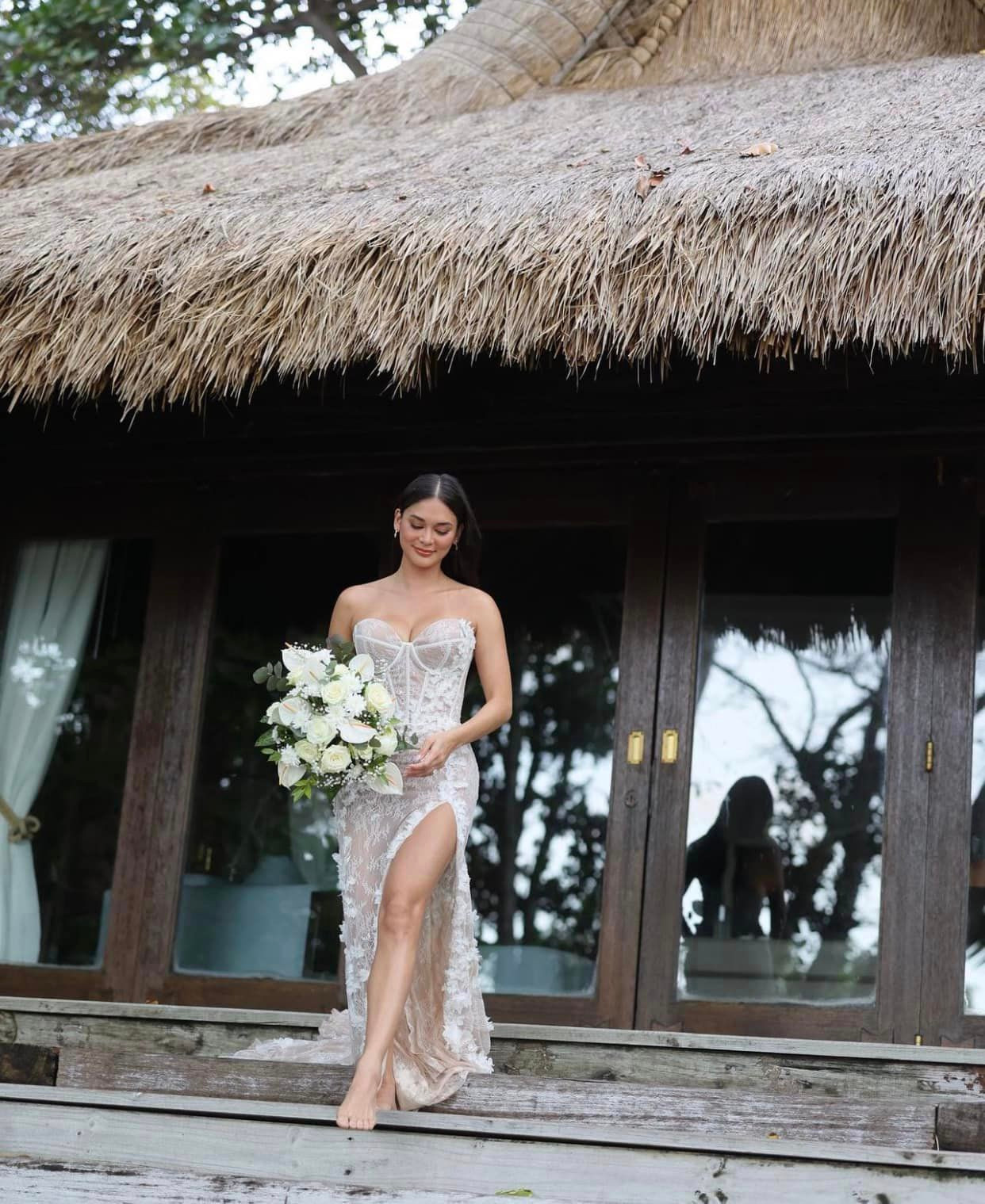 Trong lễ cưới tổ chức đơn giản trên biển, Pia Wurtzbach đi chân trần và không sử dụng trang sức cầu kỳ. Quần đảo Seychelles nằm ngoài khơi Ấn Độ Dương, cách không xa Mauritius và Madagasca của châu Phi, được ví như thiên đường nhiệt đới, đặc biệt là Đảo Bắc - nơi Pia Wurtzbach chọn để tổ chức hôn lễ.