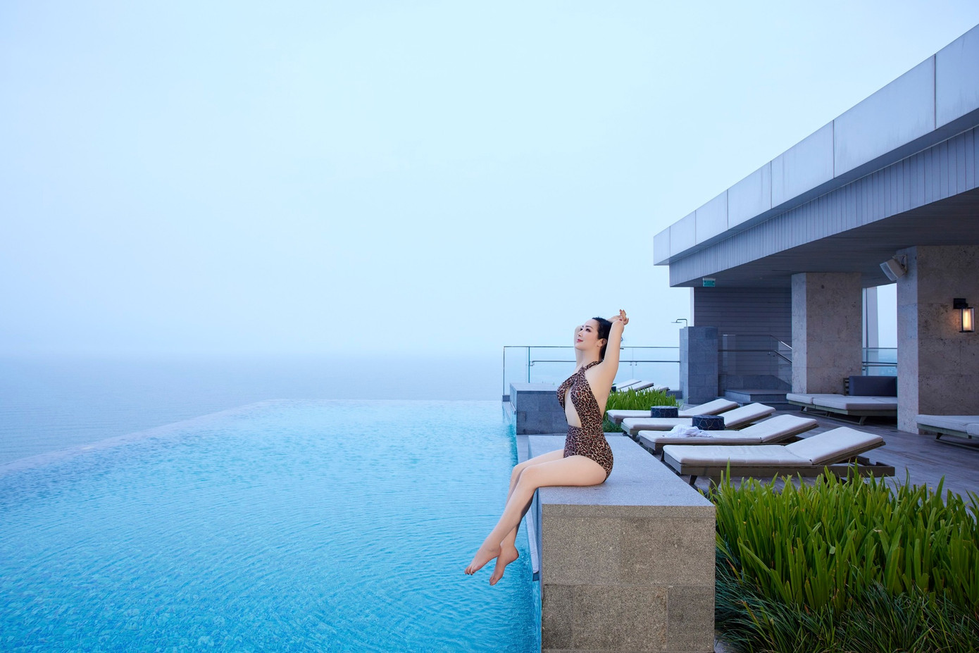 Hoa hậu Đền Hùng Giáng My khoe vóc dáng bên bể bơi với bộ áo tắm họa tiết da báo, khoét vòng một táo bạo. Mặc dù đã ở tuổi trung niên, Hoa hậu Giáng My vẫn khiến nhiều người ngưỡng mộ khi có sắc vóc săn chắc.