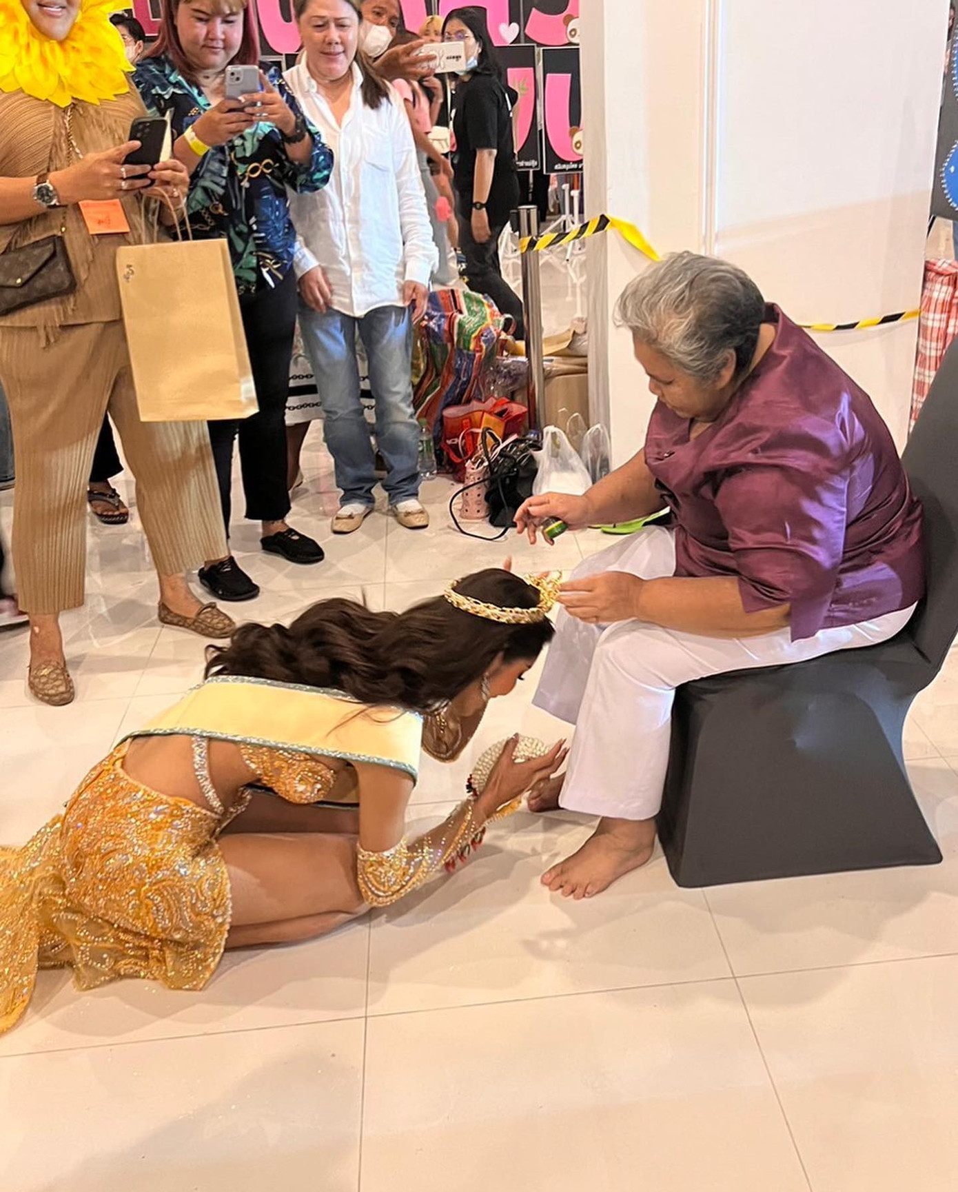 Tantawan Jitteelak quỳ lạy bà sau khi giành ngôi Á hậu 5 ở Hoa hậu Hòa bình Thái Lan 2023. Tantawan Jitteelak quỳ lạy bà sau khi giành ngôi Á hậu 5 ở Hoa hậu Hòa bình Thái Lan 2023.