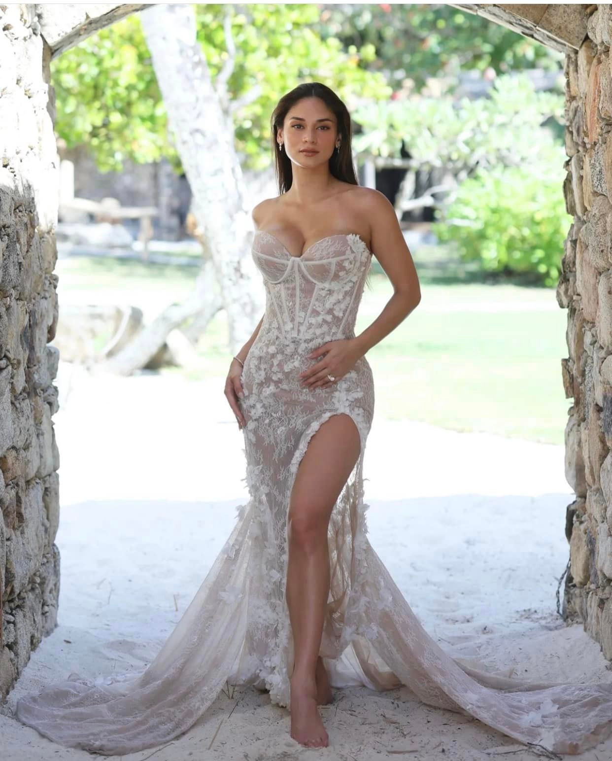 Pia Wurtzbach diện váy cưới cúp ngực kiểu dáng đuôi cá gợi cảm trong lễ cưới. Dù không có chiều cao nổi bật, người đẹp Philippines có đường cong đầy đặn, nảy nở. Thiết kế ren giúp tôn lên vẻ sexy của Hoa hậu Hoàn vũ 2015.