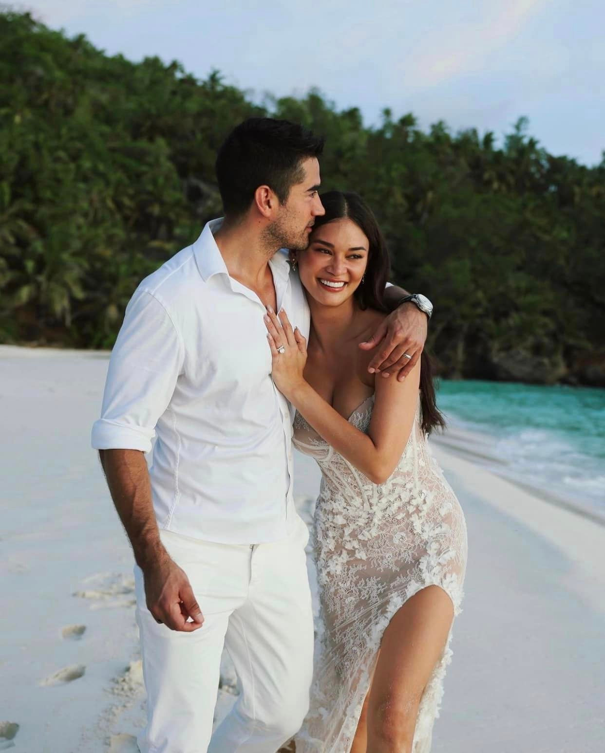 Ngày 7/5, Hoa hậu Hoàn vũ Pia Wurtzbach chia sẻ trên trang cá nhân có hơn 14 triệu người theo dõi những hình ảnh trong đám cưới riêng tư của cô và doanh nhân Jeremy Jauncey, được tổ chức ở Đảo Bắc - North Island thuộc đảo quốc Seychelles.