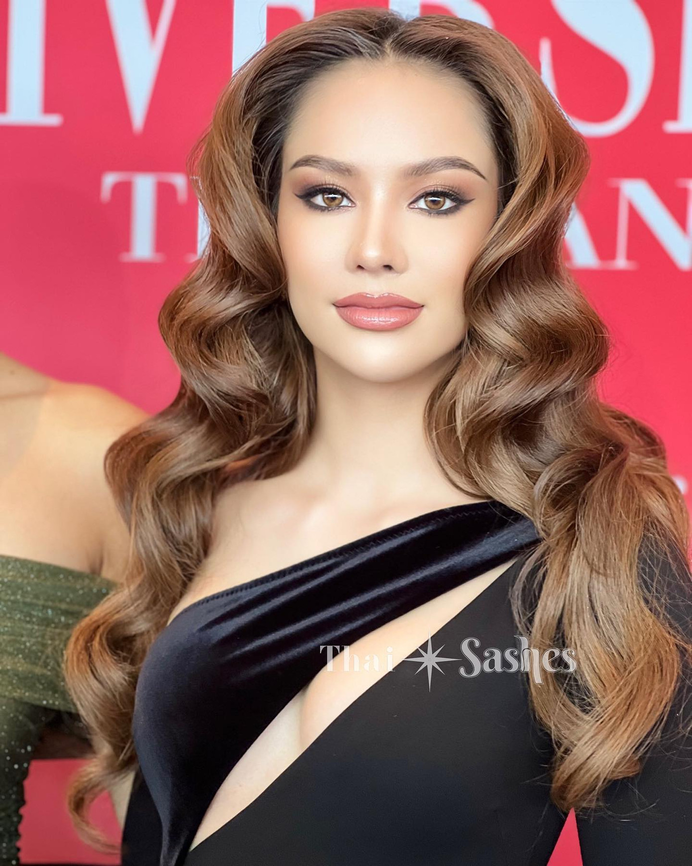 Hoa hậu Hoàn vũ Thái Lan 2022 Anna Sueangam-iam tại buổi họp báo. Cô diện váy cut-out. Anna Sueangam-iam đại diện Thái Lan tham dự Hoa hậu Hoàn vũ 2022 nhưng không giành thành tích.