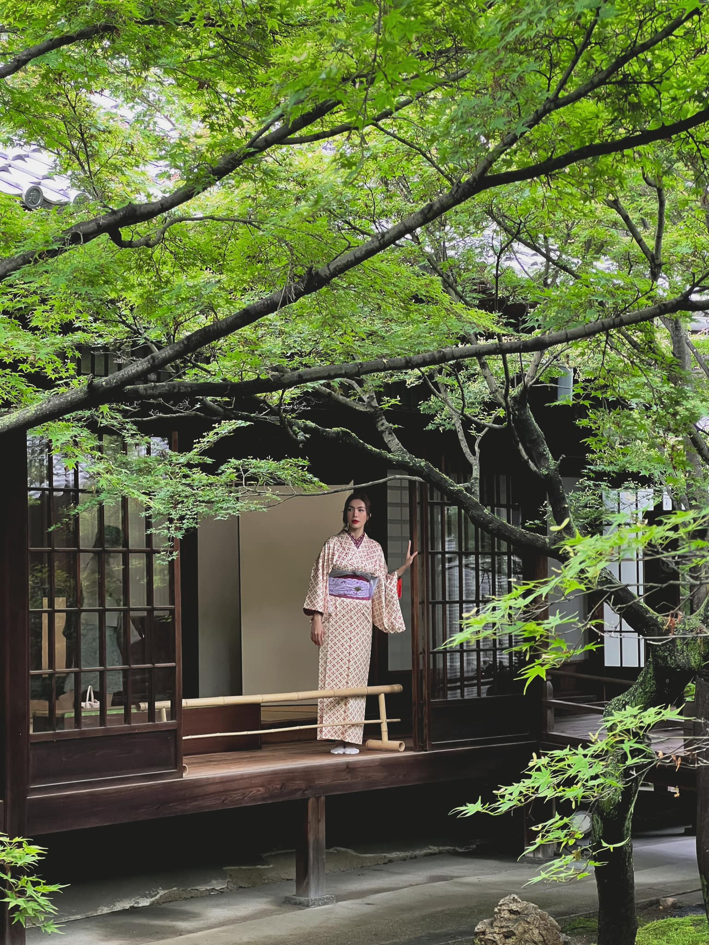 Người đẹp Minh Tú đang có kỳ nghỉ lễ ở Nhật Bản. Cô thích thú khi mặc kimono đi thăm thú cảnh vật ở đây. Người đẹp Minh Tú đang có kỳ nghỉ lễ ở Nhật Bản. Cô thích thú khi mặc kimono đi thăm thú cảnh vật ở đây.