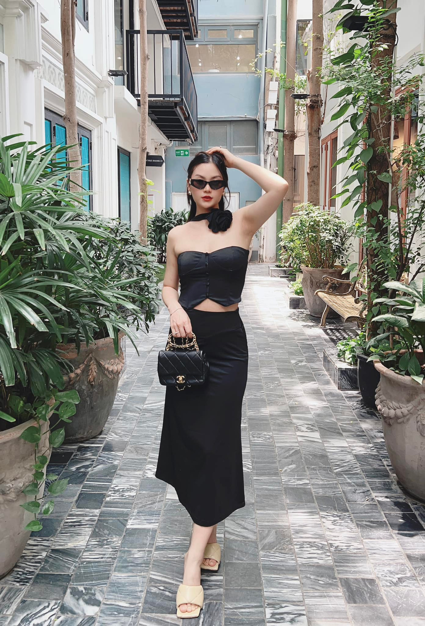 Á hậu Diễm Trang diện trang phục đen đi chơi dịp nghỉ lễ. Cô nhanh chóng lấy lại vóc dáng dù sinh con thứ 2 cách đây không lâu.