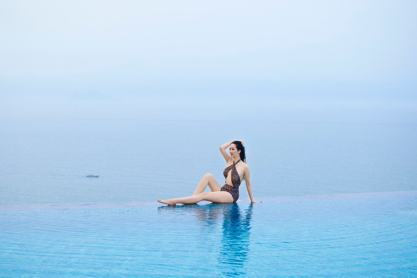 Hoa hậu Đền Hùng Giáng My khoe vóc dáng bên bể bơi với bộ áo tắm họa tiết da báo, khoét vòng một táo bạo. Mặc dù đã ở tuổi trung niên, Hoa hậu Giáng My vẫn khiến nhiều người ngưỡng mộ khi có sắc vóc săn chắc.