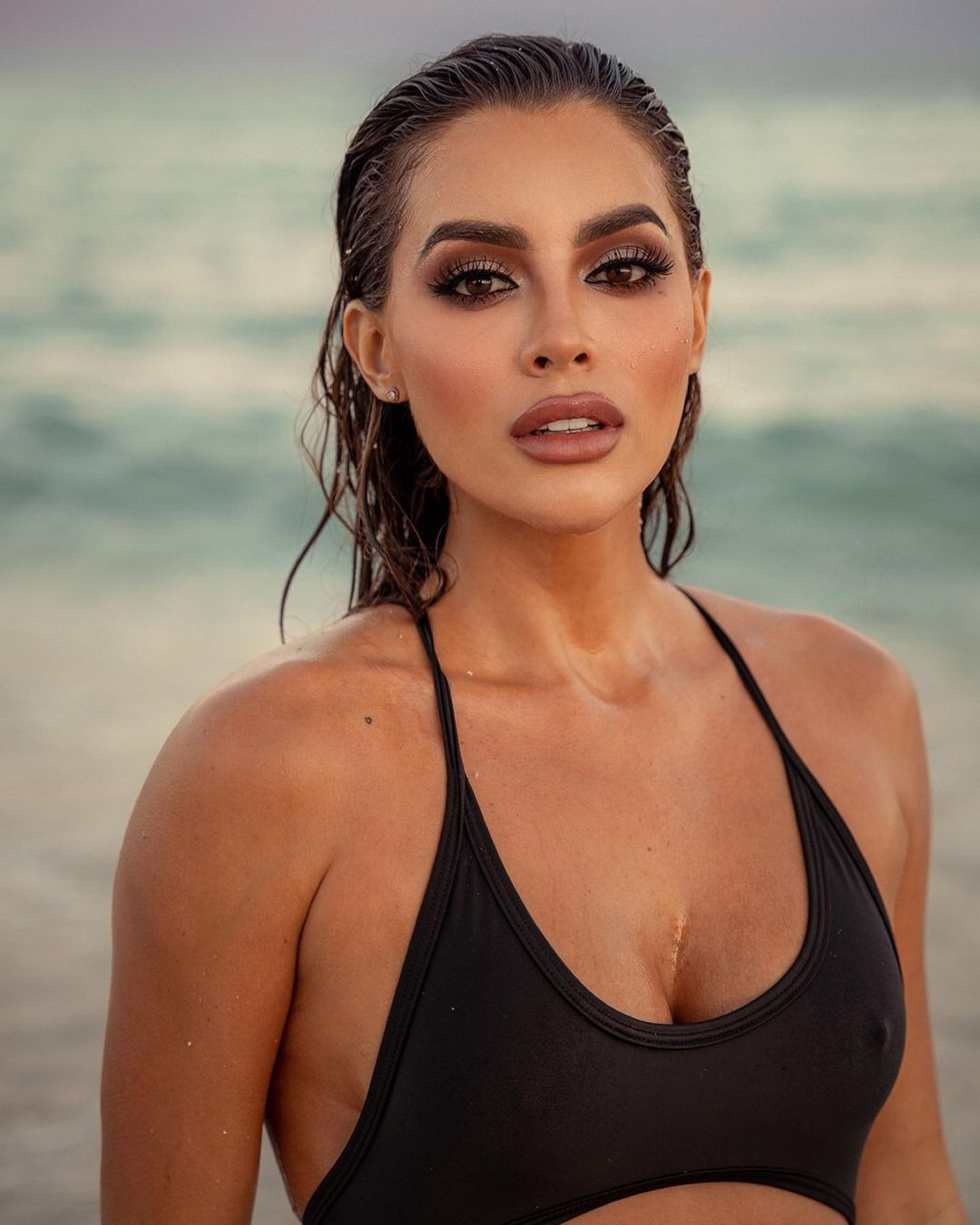 Maria là người mẫu nổi tiếng rất được yêu mến tại quê nhà. Cô có thể nói được ba ngôn ngữ là Anh, Pháp và Tây Ban Nha.