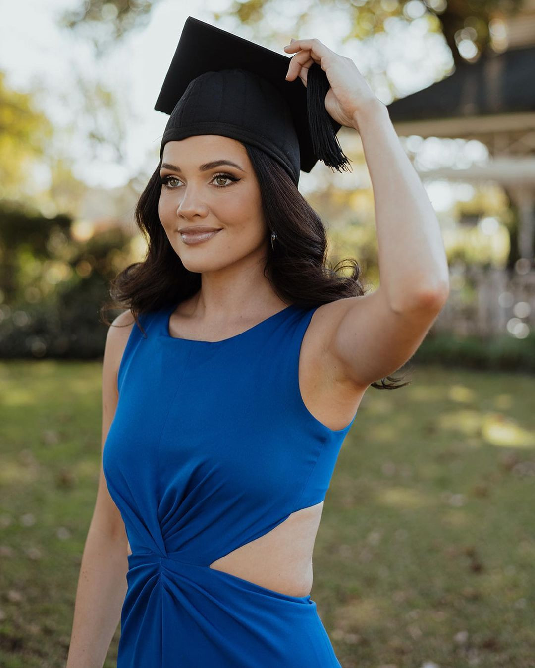 Natasha Joubert được công chúng yêu mến không chỉ vì nhan sắc quyến rũ mà còn có trình độ học vấn ấn tượng. Người đẹp sinh năm 1997, đã tốt nghiệp bằng quản trị marketing. Cô hiện là nhân viên quan hệ công chúng của một hãng luật ở quê nhà.