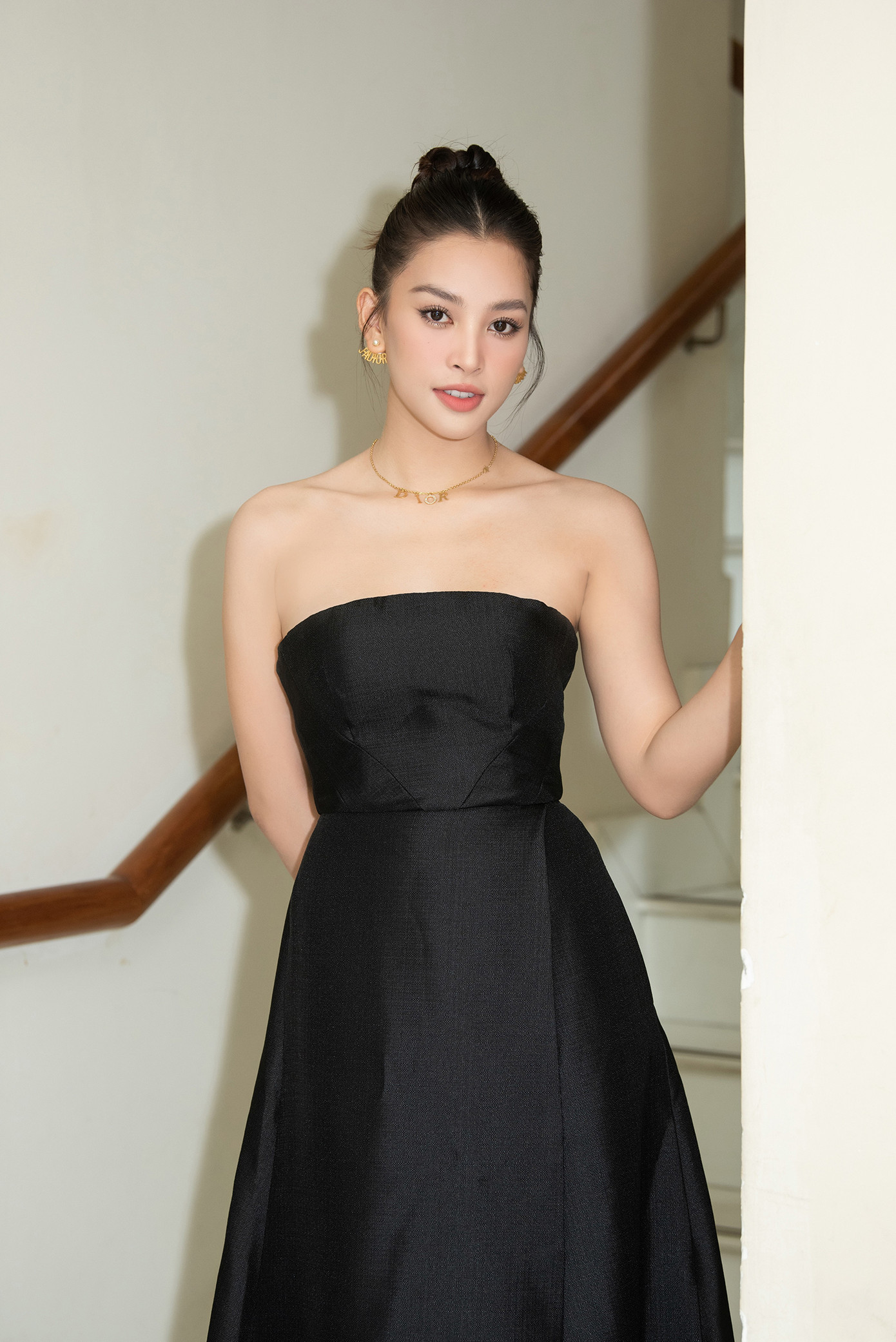 Hoa hậu Tiểu Vy, Lương Thùy Linh xuất hiện trong vai trò giám khảo. Hai người đẹp cùng chọn kiểu váy trễ vai thanh lịch.