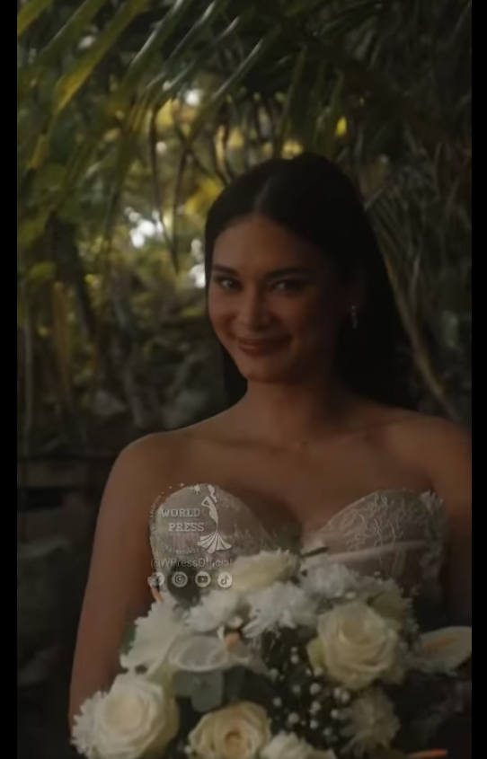 Hình ảnh của Pia Wurtzbach và chồng trong lễ cưới.