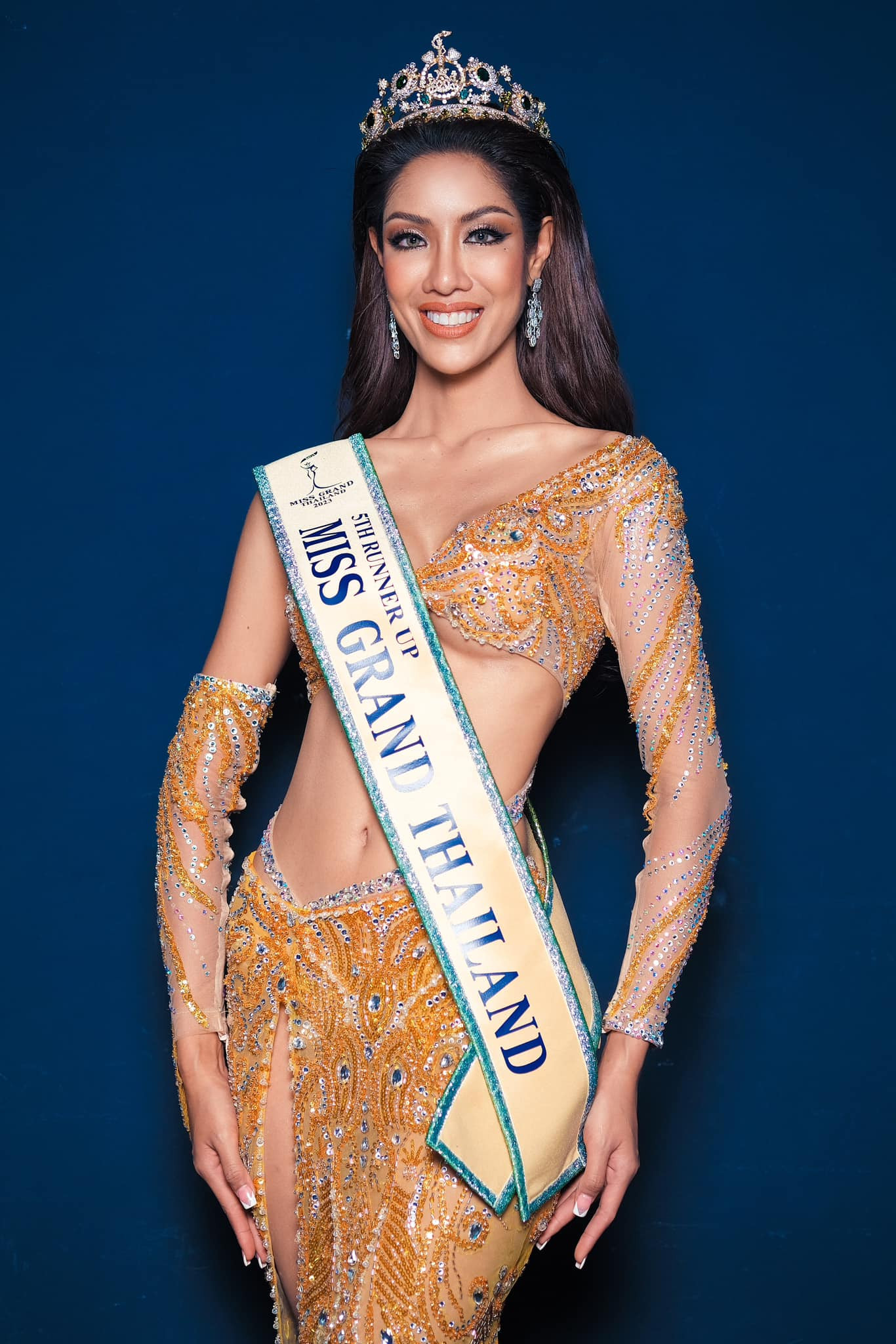 Tantawan Jitteelak quỳ lạy bà sau khi giành ngôi Á hậu 5 ở Hoa hậu Hòa bình Thái Lan 2023. Tantawan Jitteelak quỳ lạy bà sau khi giành ngôi Á hậu 5 ở Hoa hậu Hòa bình Thái Lan 2023.