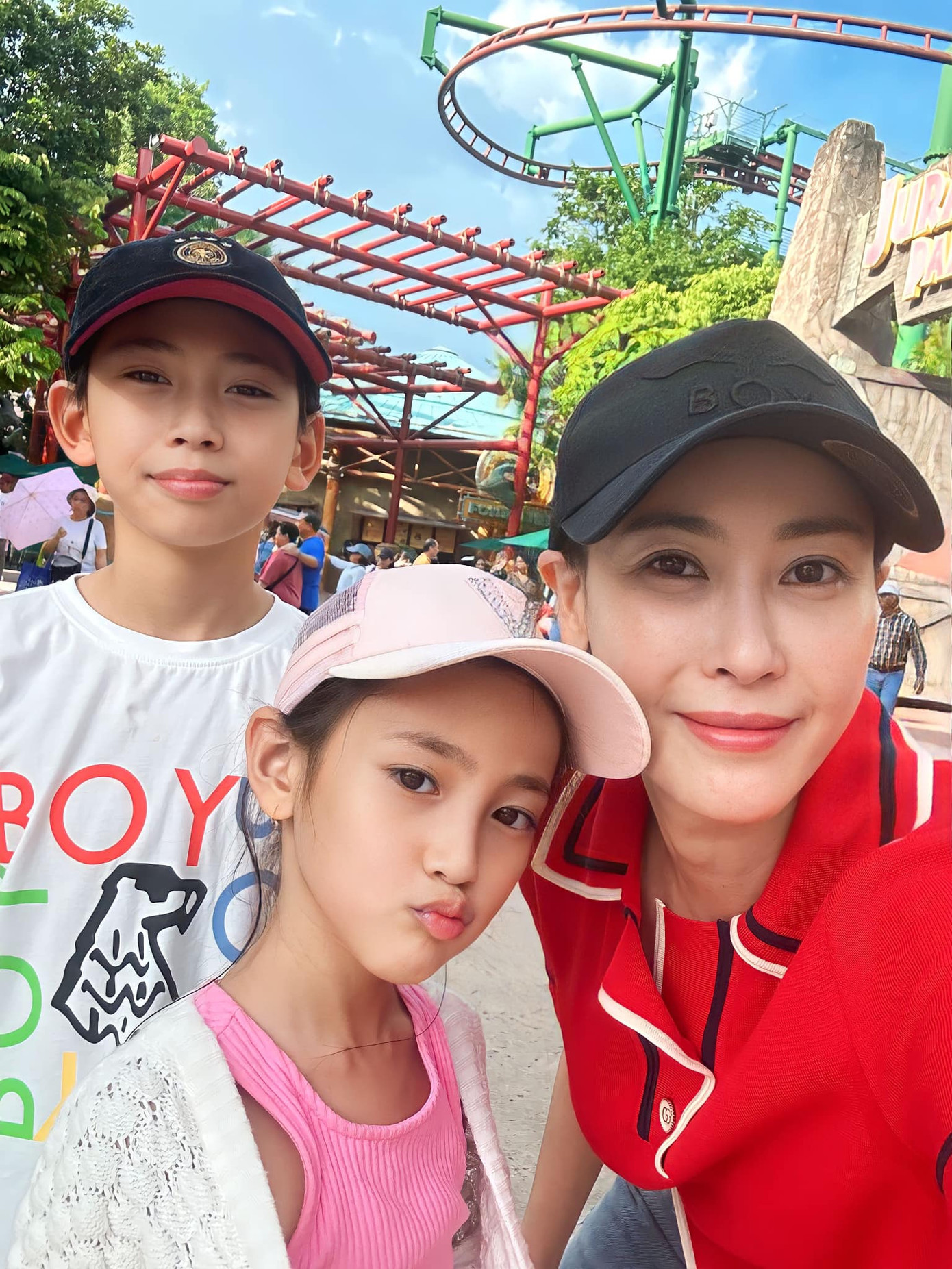 Hoa hậu Hà Kiều Anh cùng các con đi chơi dịp lễ ở Singapore. Con gái út của Hà Kiều Anh tiếp tục thu hút sự chú ý với gương mặt giống mẹ.