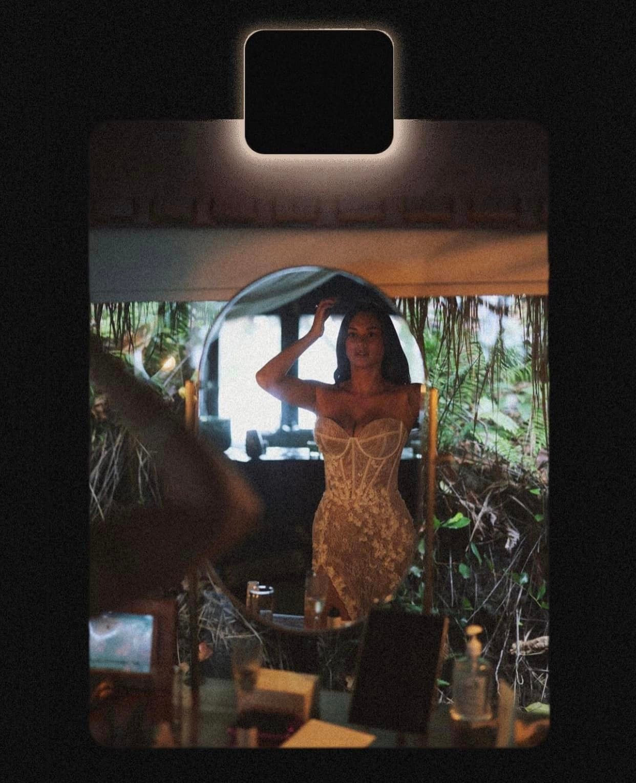 Trong khi Pia Wurtzbach diện váy cưới đuôi cá gợi cảm, Jeremy Jauncey mặc sơ-mi trắng giản dị kết hợp cùng kiểu váy Tartan truyền thống của nam giới Scotland. Là một doanh nhân nhưng Jeremy Jauncey yêu thích thể thao nên có thể hình vạm vỡ, rắn rỏi. Cặp sao được nhận xét là đẹp đôi về ngoại hình.