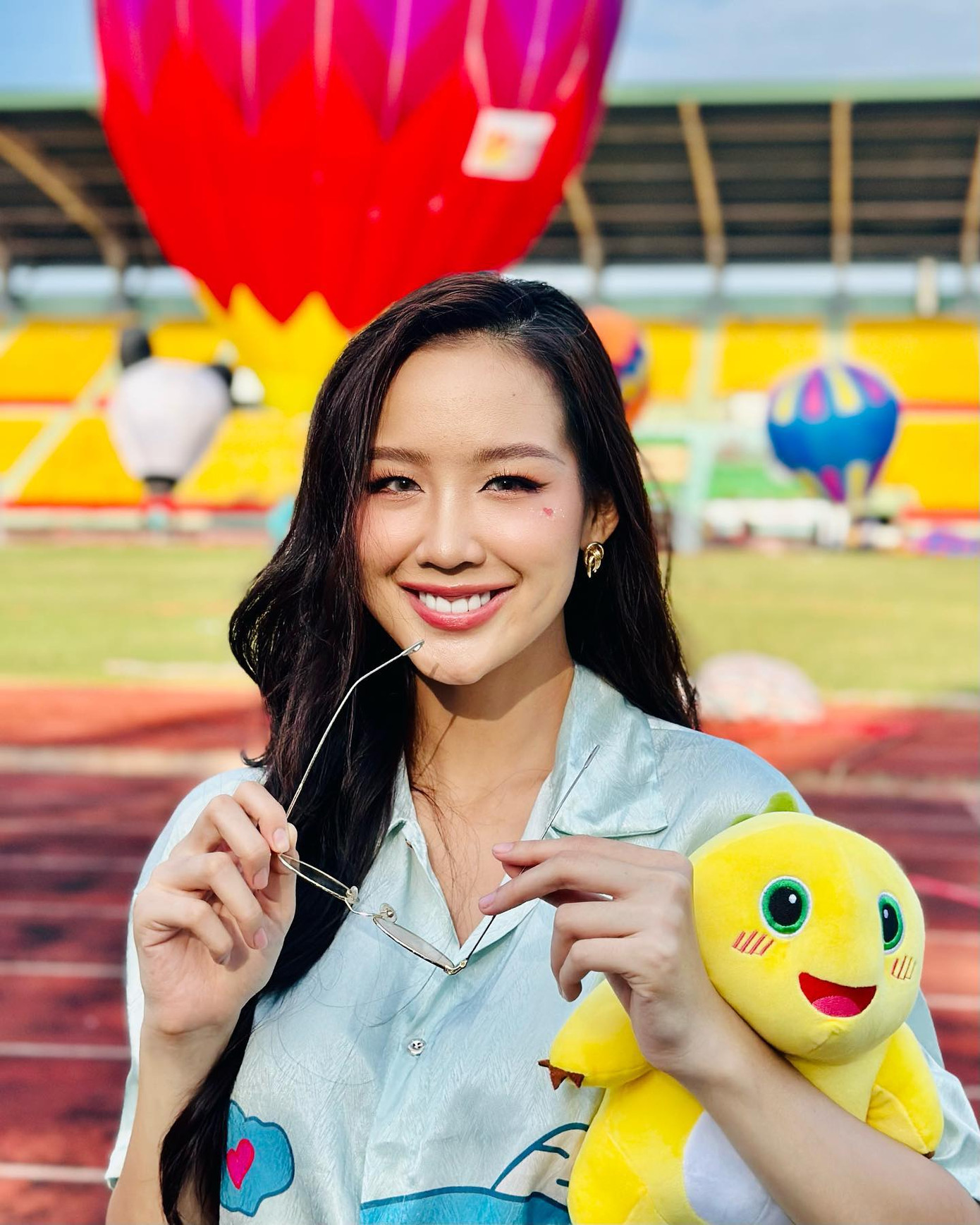 Hoa hậu Bảo Ngọc rạng rỡ tham dự lễ hội khinh khí cầu ở quê nhà Cần Thơ trong dịp nghỉ lễ. Cô diện trang phục năng động, khoe đôi chân dài 1,23 m.