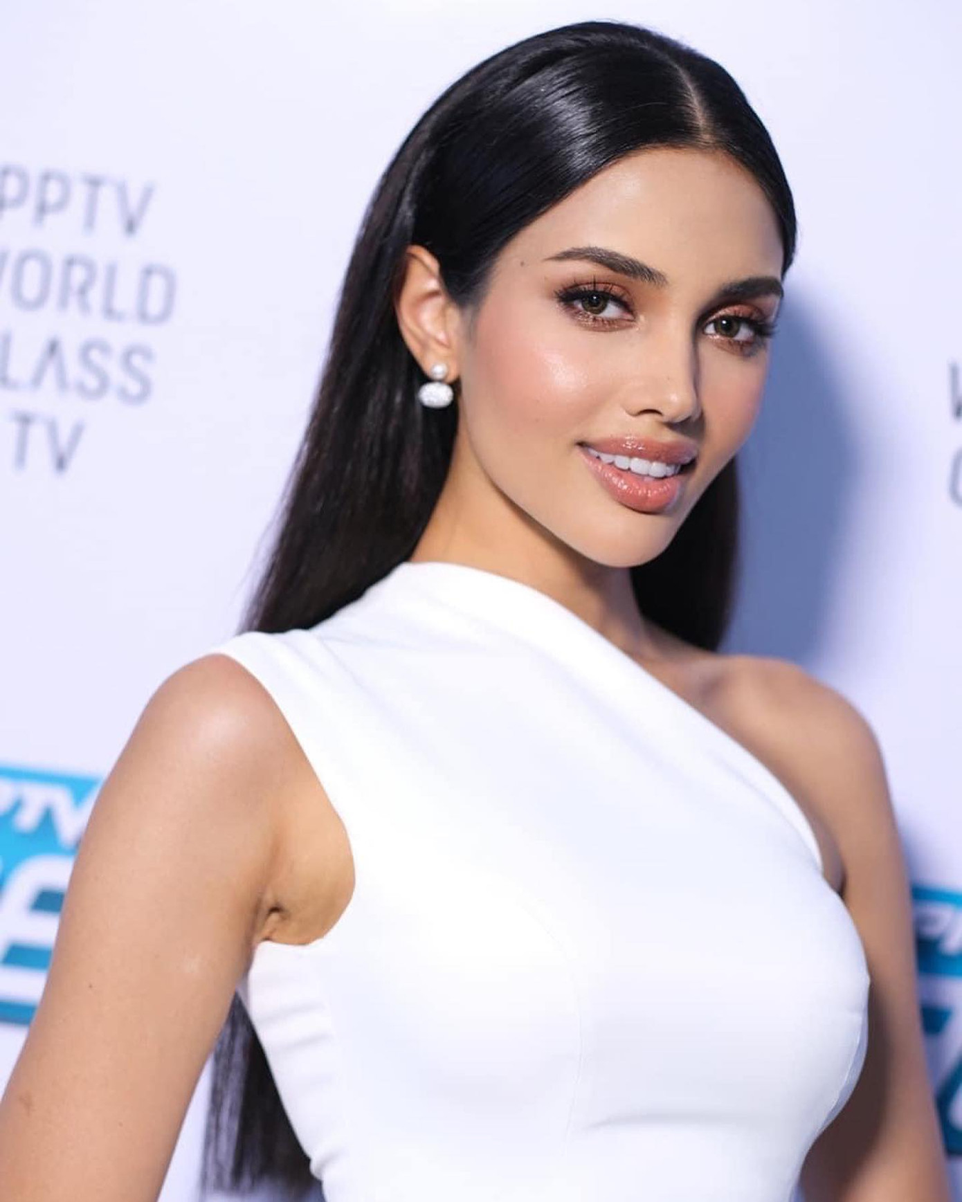 Trong khi đó, Veena Praveenar Singh lại được fan ủng hộ quay trở lại cuộc thi năm nay. Cô có thể nói thành thạo tiếng Ấn Độ và tiếng Anh. Hiện tại, Veena làm MC của một chương trình truyền hình.