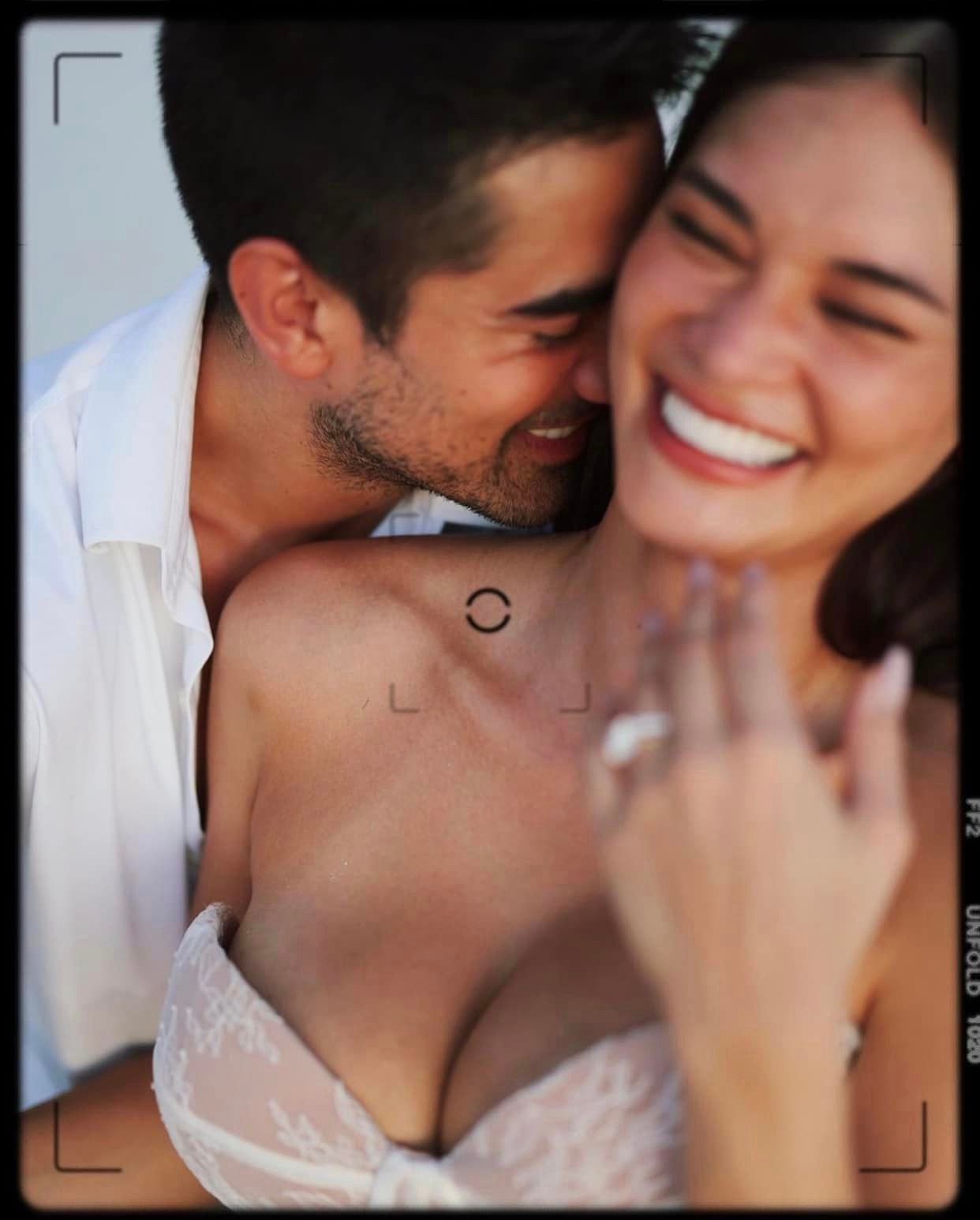 Pia Wurtzbach chia sẻ những khoảnh khắc lãng mạn của cả hai trong đám cưới. Trước đó trong đoạn video được cô đăng tải, người đẹp cùng hôn phu bật khóc xúc động khi trở thành vợ chồng sau 3 năm yêu nhau.