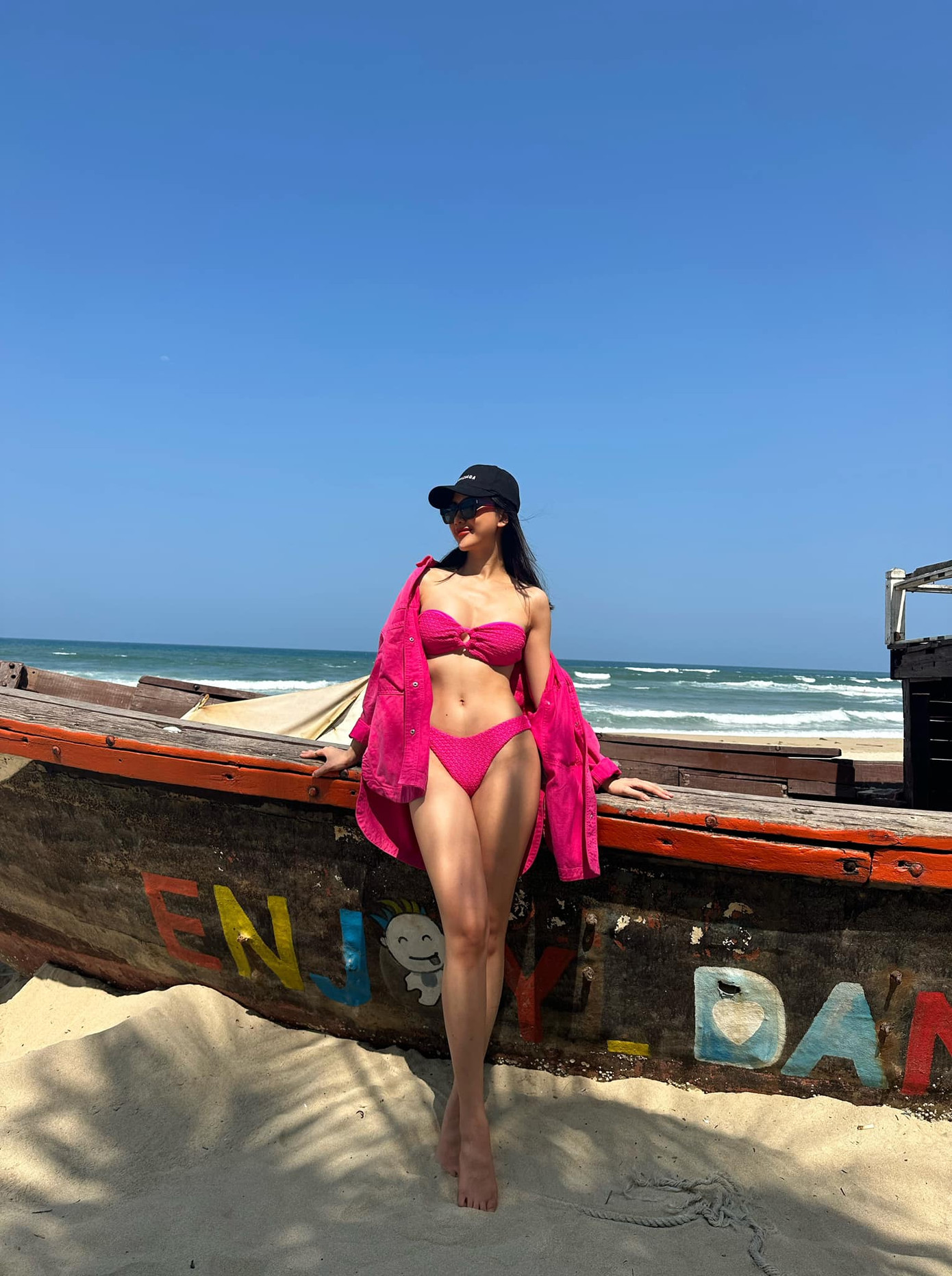 Người đẹp top 10 Hoa hậu Hoàn vũ Việt Nam 2022 Bùi Quỳnh Hoa khoe dáng trên biển Hội An với bộ bikini màu đỏ rực rỡ, nổi bật. Cô có vóc dáng săn chắc cùng làn da mịn màng. Người đẹp top 10 Hoa hậu Hoàn vũ Việt Nam 2022 Bùi Quỳnh Hoa khoe dáng trên biển Hội An với bộ bikini màu đỏ rực rỡ, nổi bật. Cô có vóc dáng săn chắc cùng làn da mịn màng.