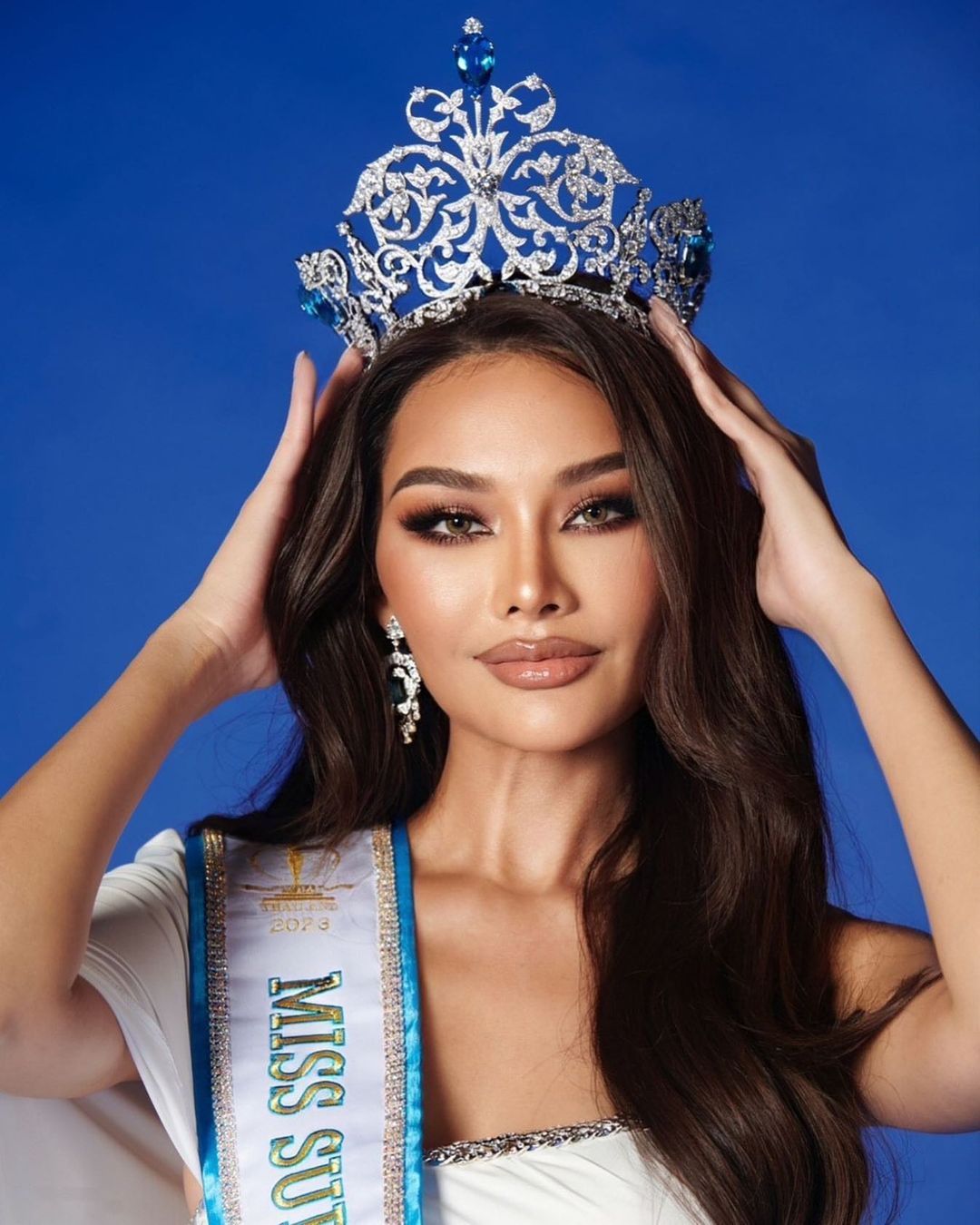 Đại diện Thái Lan - First Wang được xem là ứng viên nặng ký của khu vực châu Á. Cô đăng quang Hoa hậu Siêu quốc gia Thái Lan 2023 hồi tháng 4. First Wang năm nay 27 tuổi, chiều cao ấn tượng 1,8 m và nhan sắc bốc lửa. Cô từng đại diện Thái Lan tham dự Hoa hậu Liên lục địa 2014 và trở thành mỹ nhân xứ chùa vàng đầu tiên đăng quang ở sân chơi nhan sắc này.