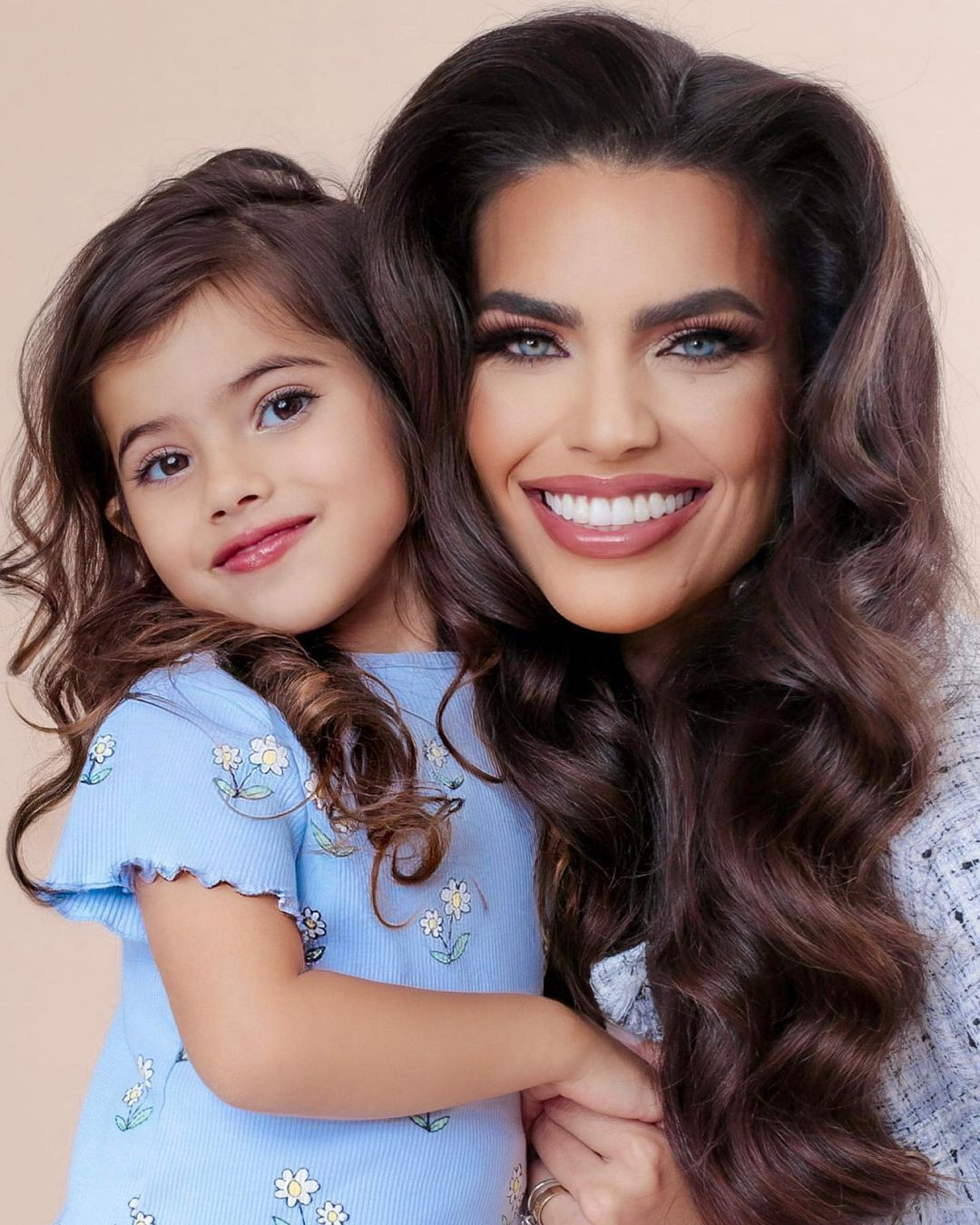 Người đẹp 27 tuổi gây chú ý khi đã có một con gái 3 tuổi. Trước đêm chung kết 2 ngày, Renata Guerra đưa con gái tới địa điểm tổ chức cuộc thi Miss Universe Goiás khiến khán giả thích thú.