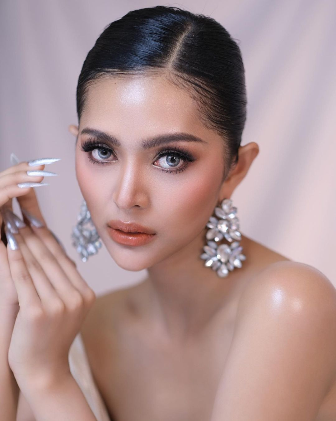 Trong danh sách thí sinh Hoa hậu Hòa bình Campuchia 2022, người đẹp Koy Anna đang gây chú ý. Cô năm nay 22 tuổi, lai 2 dòng máu Anh - Campuchia.