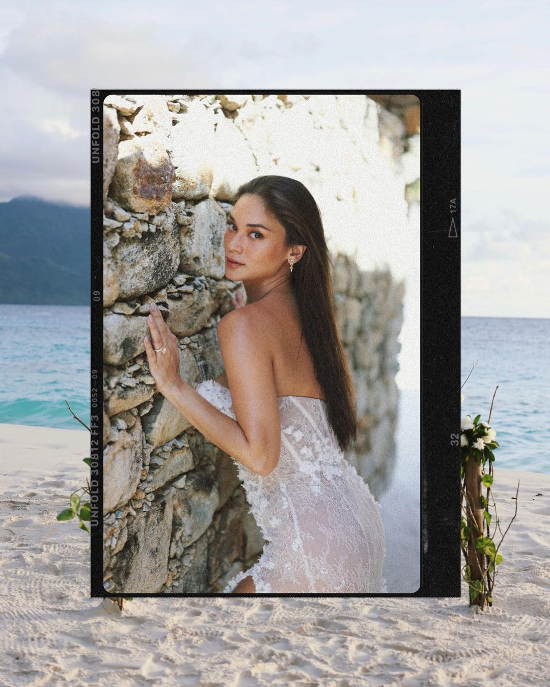 Pia Wurtzbach chia sẻ những khoảnh khắc lãng mạn của cả hai trong đám cưới. Trước đó trong đoạn video được cô đăng tải, người đẹp cùng hôn phu bật khóc xúc động khi trở thành vợ chồng sau 3 năm yêu nhau.