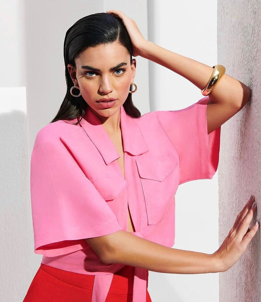 Renata Guerra cao 1,78 m, có gương mặt sắc sảo với đôi mắt xanh hút hồn. Gương mặt của cô được đánh giá có nhiều nét giống người đẹp đồng hương Brazil, cựu thiên thần nội y Victoria's Secret - Adriana Lima.