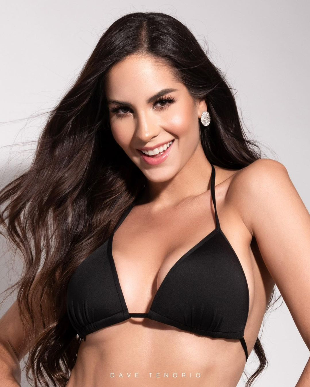 Đại diện Mexico - Vanessa López năm nay 28 tuổi, cao 1,74 m, được coi là một trong những ứng viên sáng giá của khu vực châu Mỹ. Cô từng đại diện Mexico tham dự Reina Hispanoamericana 2014, là người đẹp có kinh nghiệm thi sắc đẹp.